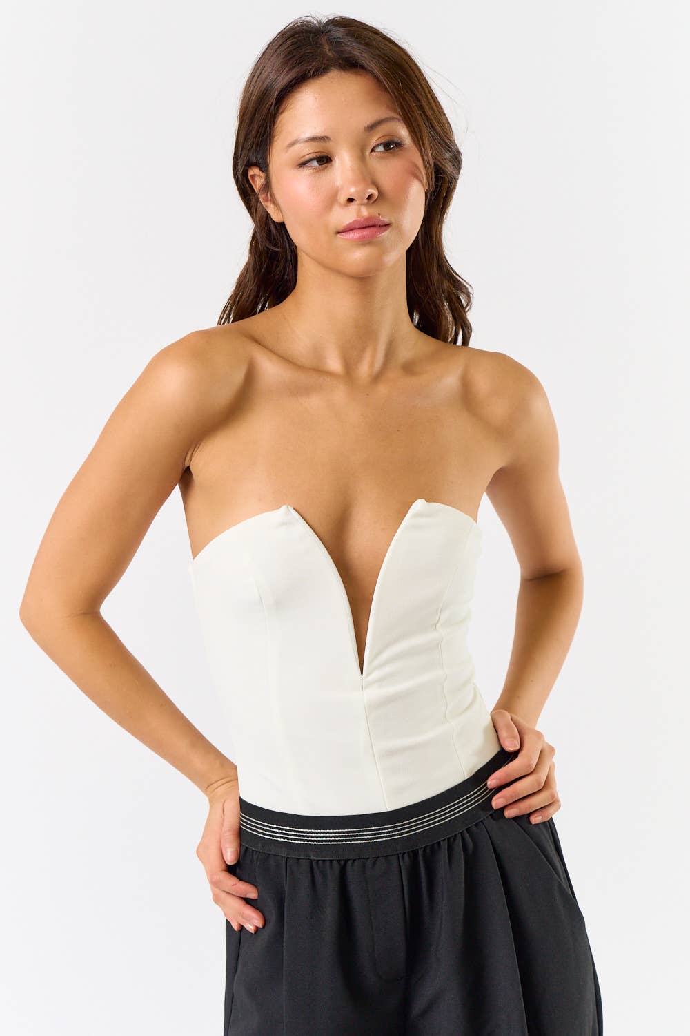 DEEP V-NECK STRAPLESS BODYSUIT