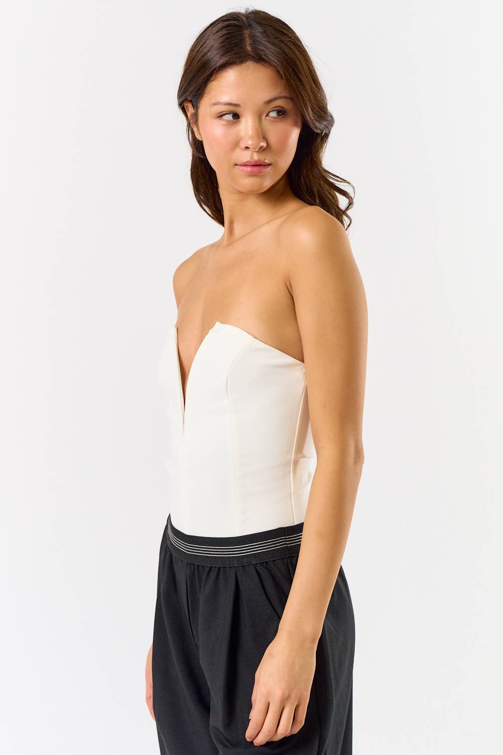DEEP V-NECK STRAPLESS BODYSUIT